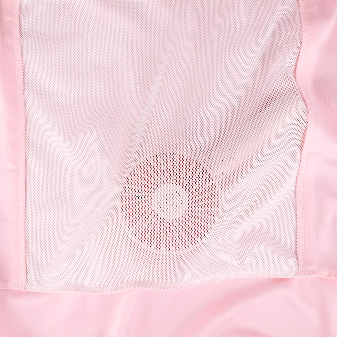 カンガルーポケットの内側の生地はメッシュなので、ハンディファンを入れて涼しく快適に